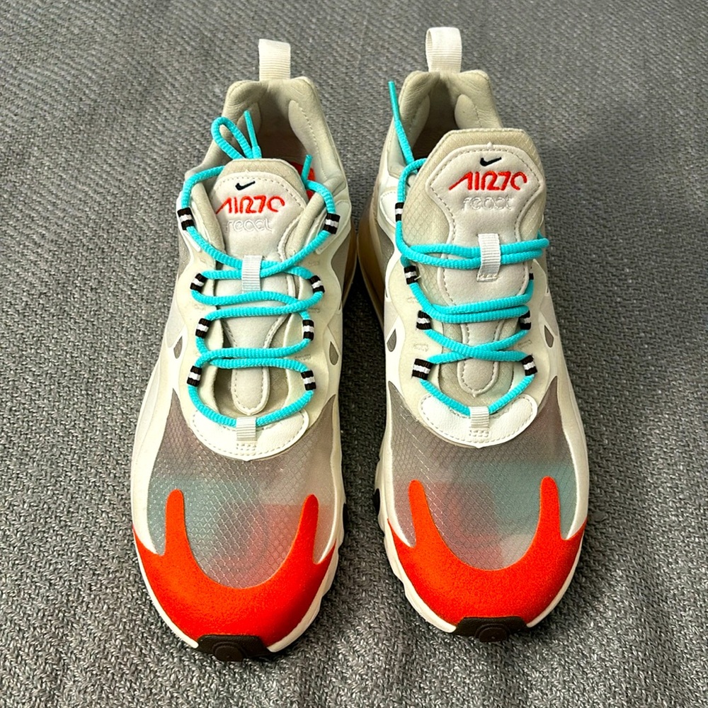 NIKE Sneakers